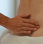 In der Bindegewebsmassage gibt es grundsätzlich zwei Techniken, die sich
                                       von einander unterscheiden. Bei der einen Technik sitzt der Patient und es
                                       werden, wie auf dem Bild sichtbar, Zugreize auf das Gewebe des Rückens
                                       ausgeübt.