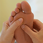 In der Fussreflexzonentherapie wird viel punktuell gearbeitet. Die Fusssohle
                                      bildet den Rücken vom Gesäss bis zum Kopf ab. Sind die Zonen oder Punkte belastet,
                                      kann die Behandlung des entsprechenden Punktes schmerzhaft sein.