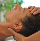 Kopfmassage zur Linderung von Spannungskopfschmerzen und zur Entspannung