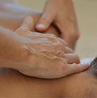 In der Klassischen Massage wird mit verschiedenen Grifftechniken gearbeitet.
                                       Auf diesem Bild sehen Sie eine S-förmige Knetung des Trapeziusrandes, um muskuläre
                                       Spannungen zu lösen.