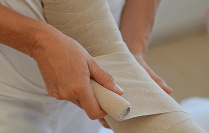 Die Bandagierung ist ein wichtiges Instrument um den Therapieerfolg einer
                                         manuellen Lymphdrainage zu erhalten. Auf diesem Bild sehen wir, wie ein
                                         Unterschenkel bandagiert wird. Die Kosten für diese und andere Leistungen des
                                         medizinischen Masseurs werden von der Krankenkasse übernommen, wenn Sie eine
                                         Zusatzversicherung abgeschlossen haben und Ihr individueller
                                         Versicherungsvertrag eine Vergütung vorsieht. Es ist empfehlenswert, sich im
                                         Vorfeld bei seinem Versicherer zu erkundigen.