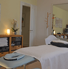 Ich freue mich, Sie in meinem hellen
                und freundlichen Behandlungszimmer begrüssen zu dürfen. Die warmen Farbtöne der Wände und die schlichte
                und stilvolle Einrichtung sorgen dafür, dass Sie sich direkt willkommen und wohl fühlen.
                Die Praxisliege ist mit einem weichen Frotteetuch bedeckt und kann auf Wunsch von unten beheizt
                werden.